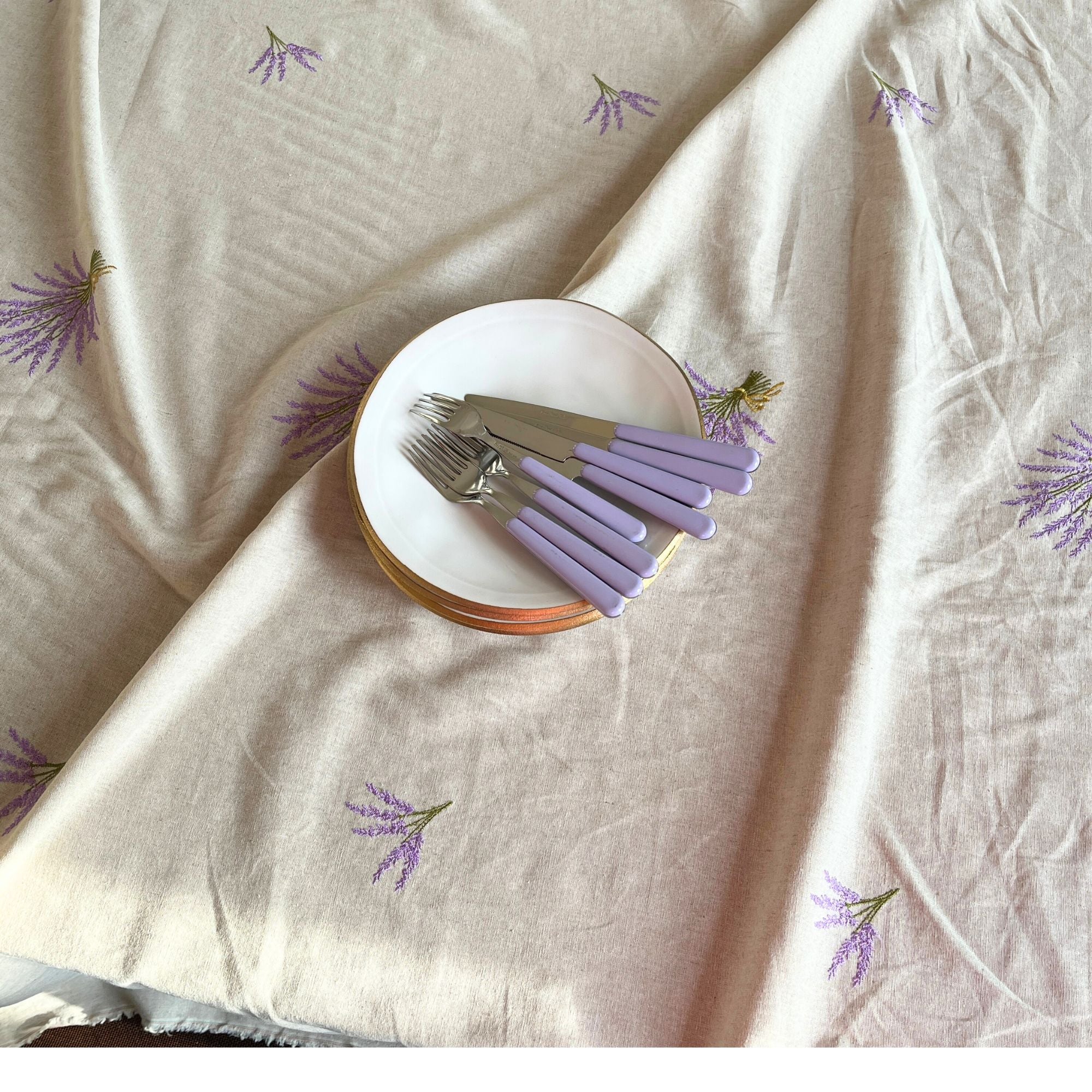 Naturel katoen van de rol met geborduurde lavendelbosjes, per 50 cm | 150 breed