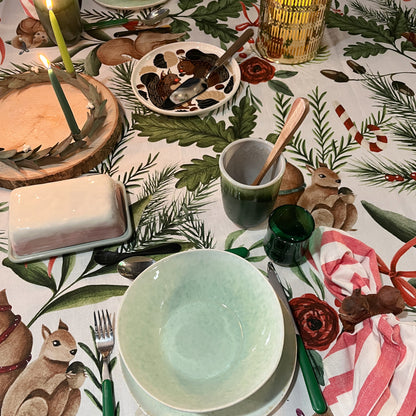 Kersttafelkleed Nutnook met eekhoorns en kerstgroen, kies je formaat (ook rond en als tafelloper)
