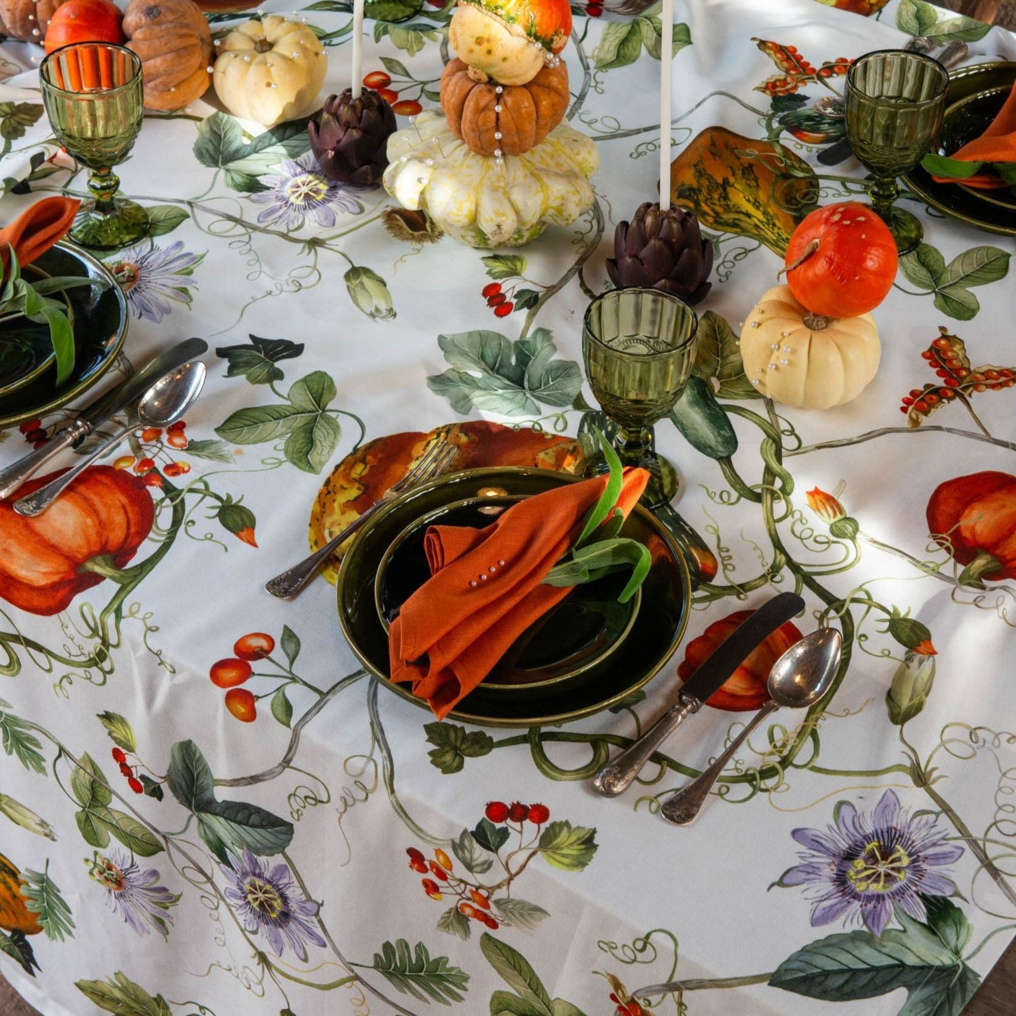 Katoenen stof Kurbis met hersftige pompoenen en bessen, per halve meter