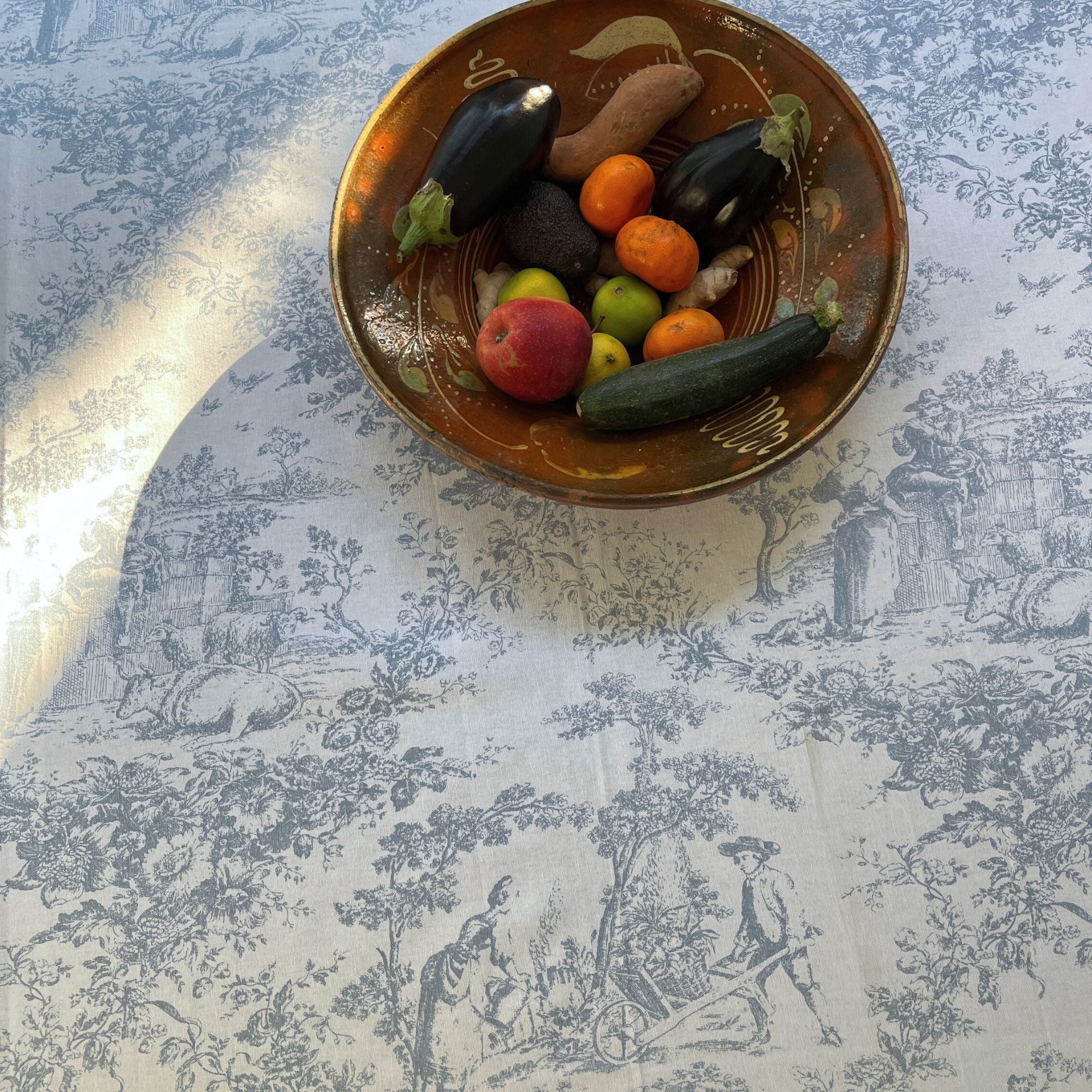 Toile de Jouy groot tafelkleed kies uit donkergroen, grijs, rood, roze, lichtblauw, oker | 160 x 300 cm