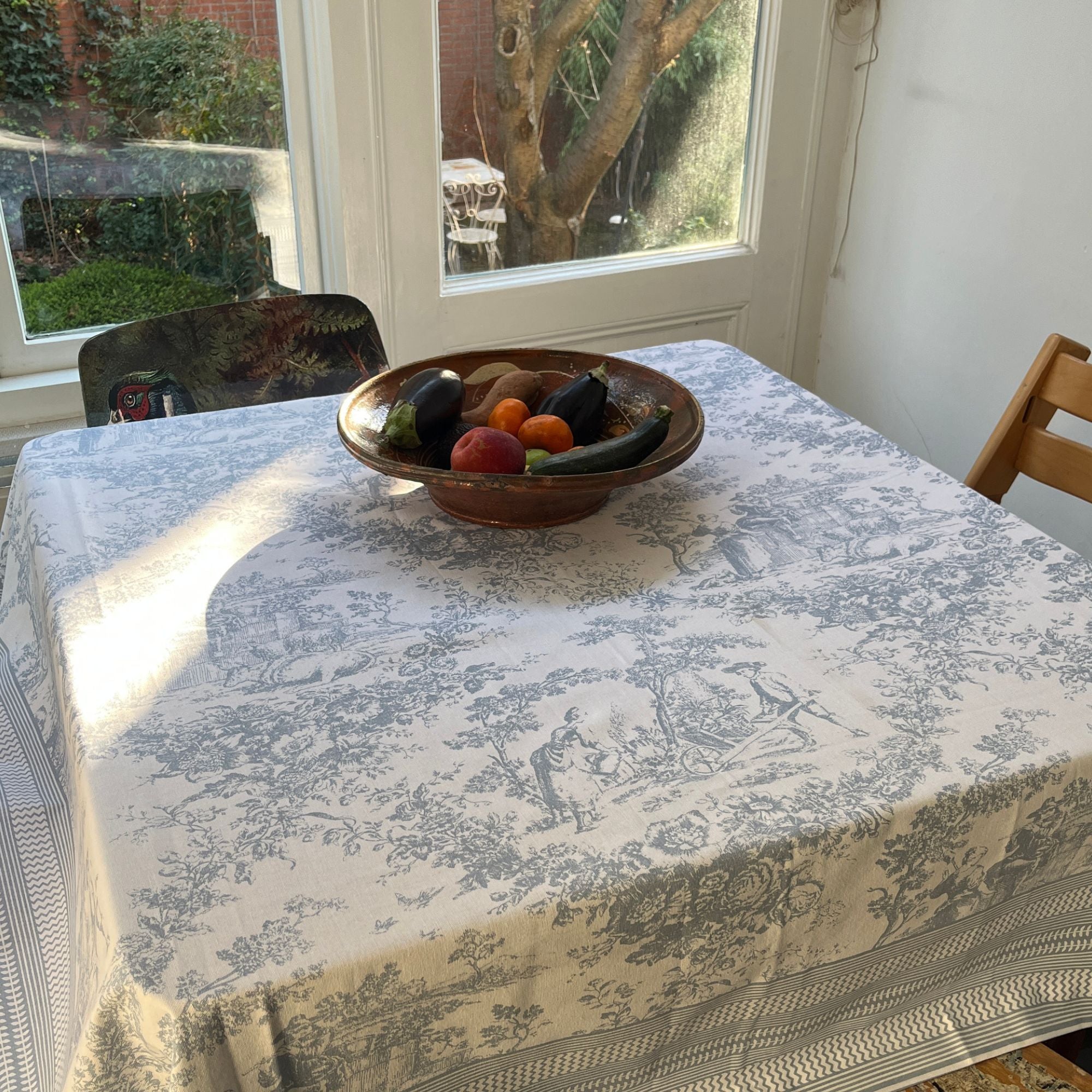 Toile de Jouy vierkant tafelkleed kies uit donkergroen, grijs, rood, roze, lichtblauw | 160 x 160 cm