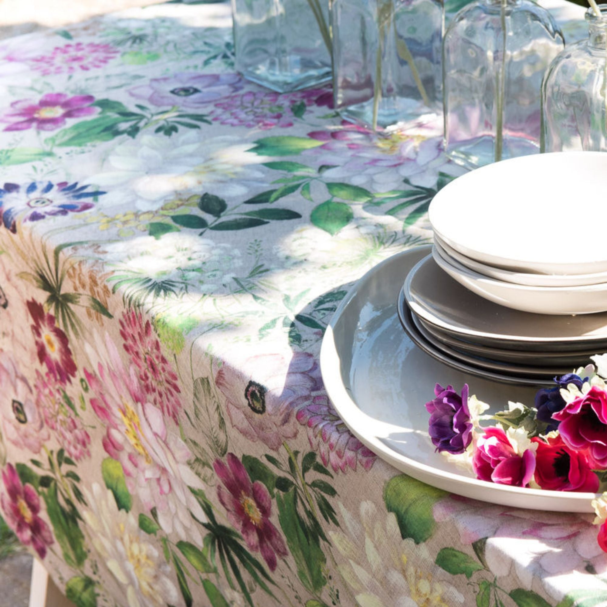 Linnen tafelkleed La Vie en Rose met bloeiende rozen, kies je formaat (ook rond, tafelloper en servetten)