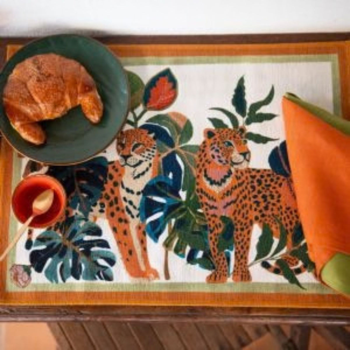 Placemats Leoleaf met 'geborduurde' panter, set van 2 in een tasje, Tessitura Toscana Telerie