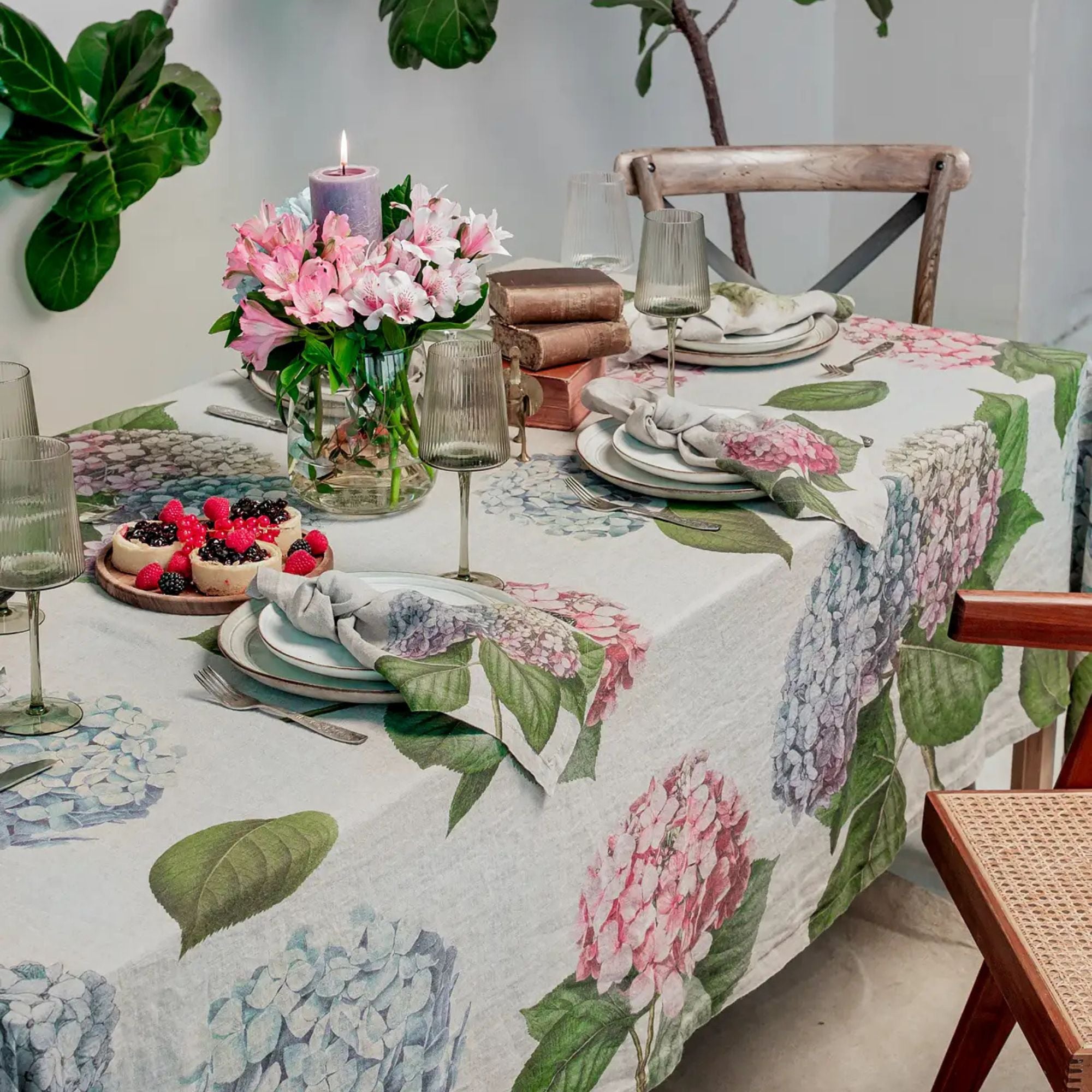 Linoroom Hydrangea naturel linnen tafelkleed met roze en blauwe hortensia's, kies je formaat en/of bijbehorende servetten (kopie)