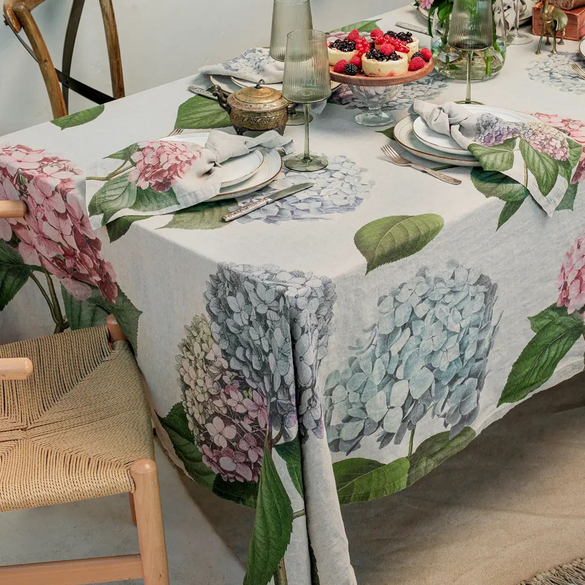 Linoroom Hydrangea naturel linnen tafelkleed met roze en blauwe hortensia's, kies je formaat en/of bijbehorende servetten (kopie)