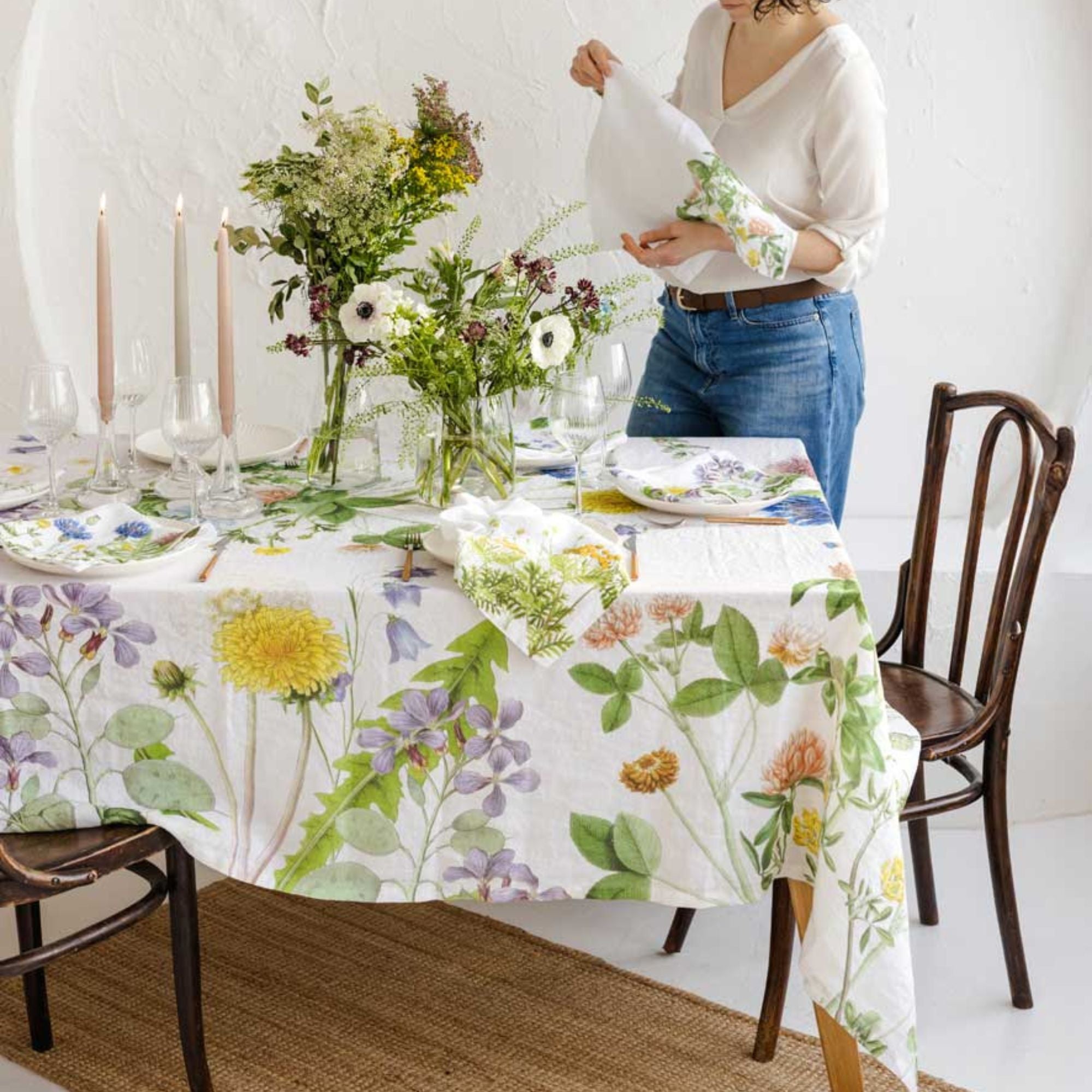 Linoroom Field of Flowers linnen tafelkleed en servetten, witte basis, kies je formaat