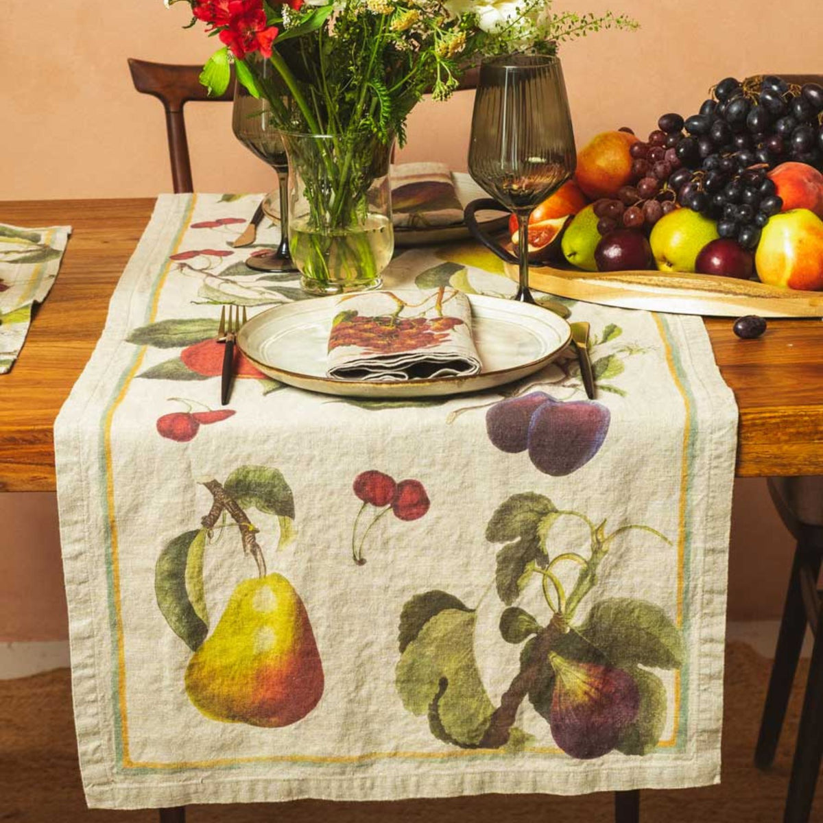 Linoroom diverse soorten tafellinnen met fruit op naturel linnen (tafelkleden, tafellopers, servetten, placemats)