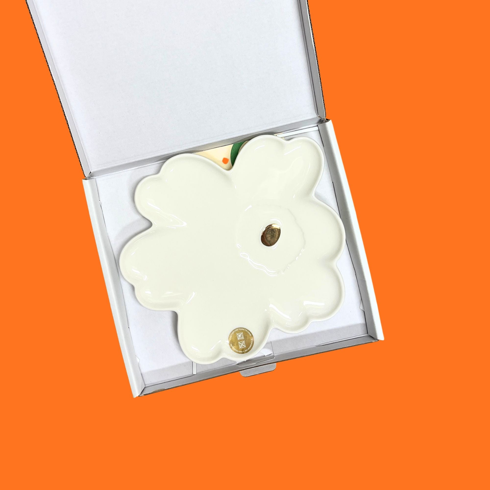 Nur online erhältlich: Marimekko Unikko-förmiger Teller, weiß mit Goldverzierungen | Ø 20 cm