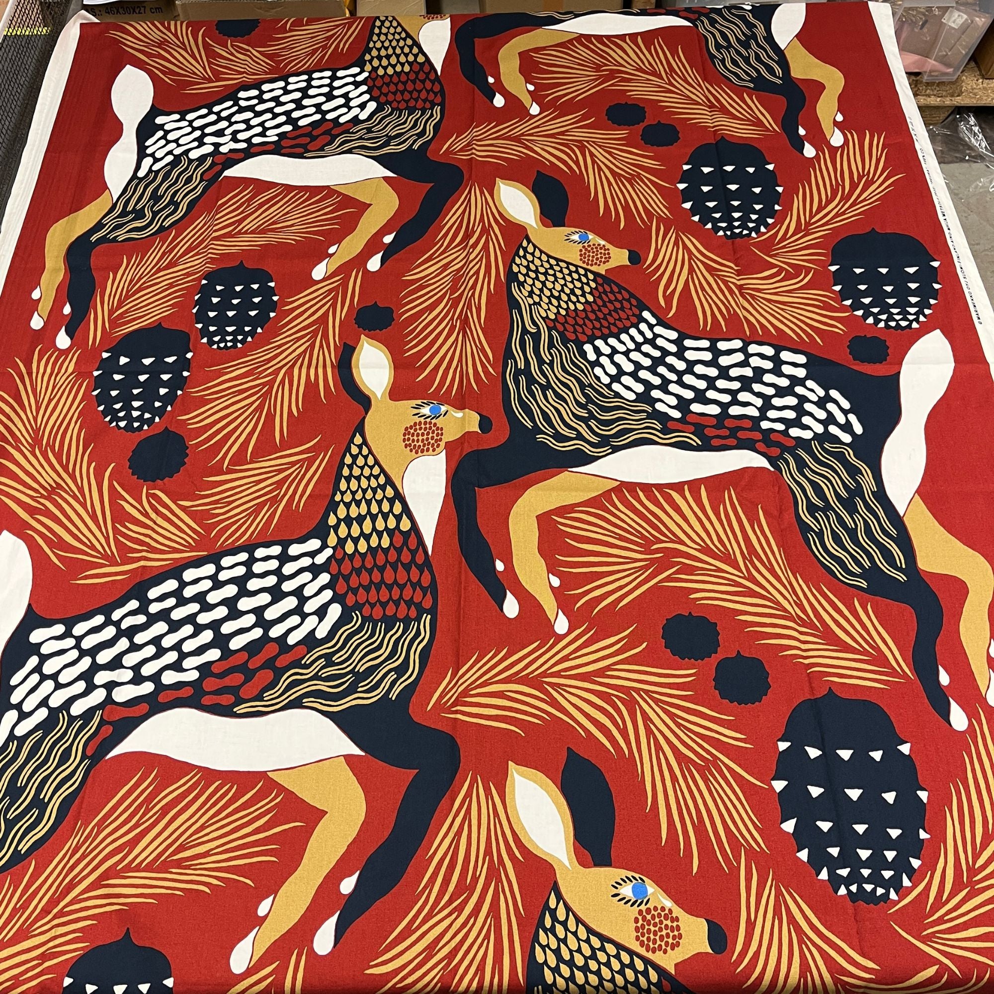 Marimekko Peura (witstaarthert) coupon, katoen 140 breed, 180 lang