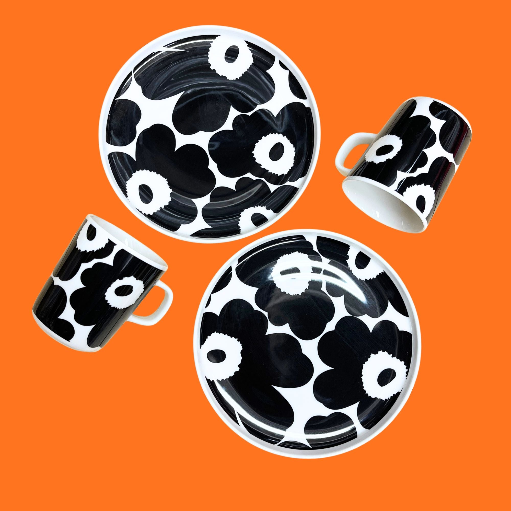 Marimekko ontbijtset Unikko zwart (2 ontbijtborden en 2 mokken 2,5 dl)