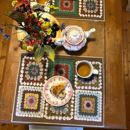 Placemats Granny met 'gehaakte' granny squares, set van 2 in een tasje, Tessitura Toscana Telerie