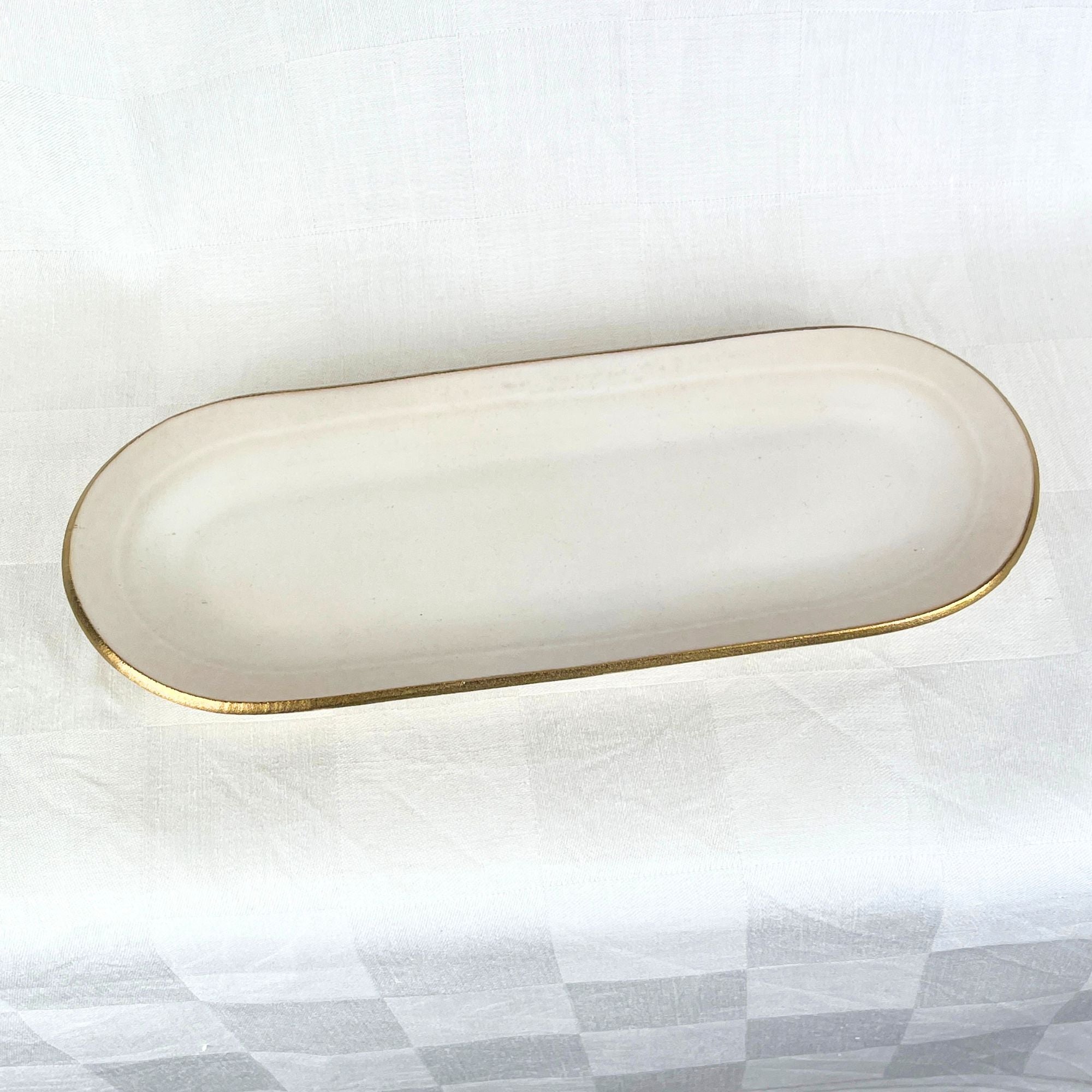 Nur online erhältlich: Nosse Ceramics EDGE Elfenbeingoldene, längliche Schale, 30 cm