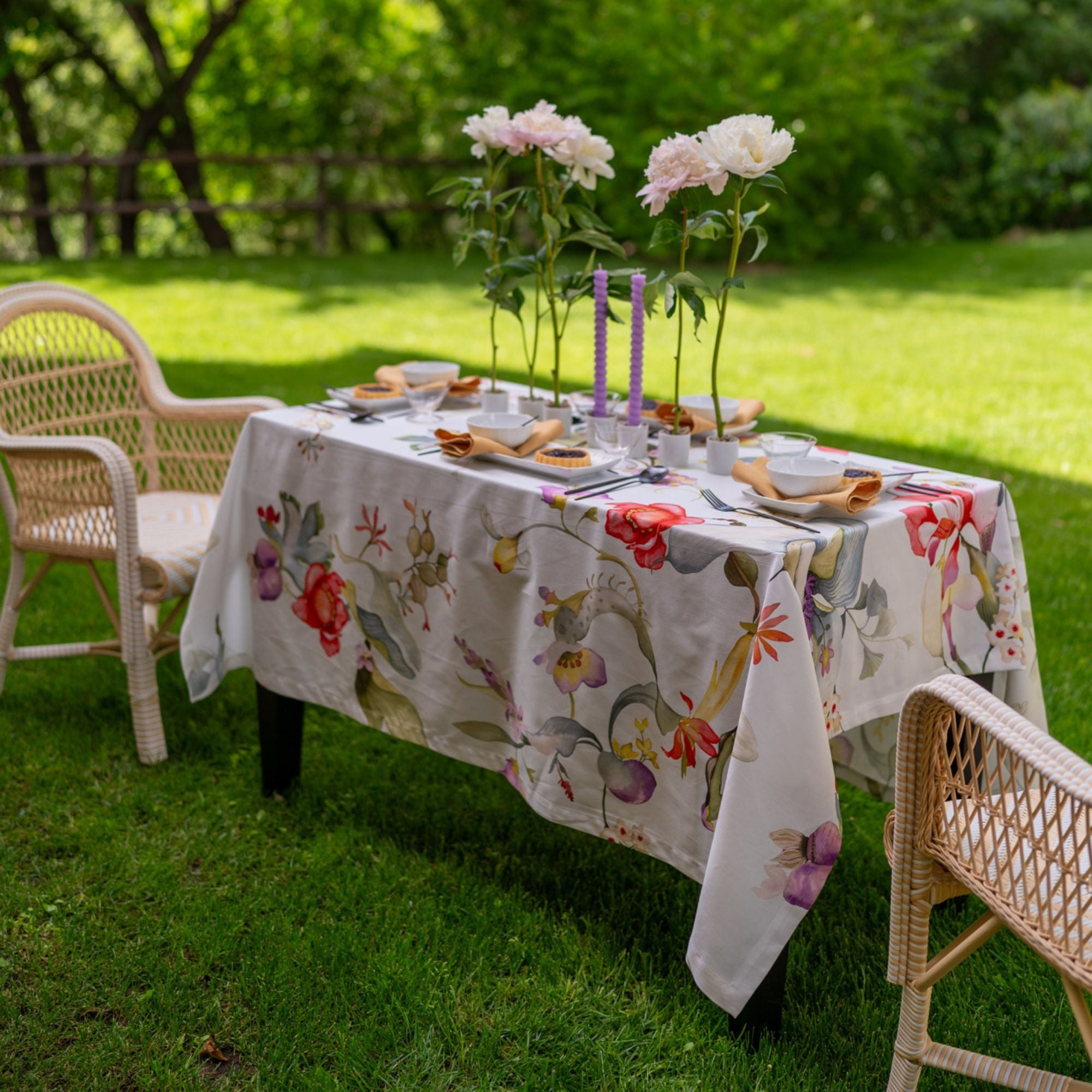 Voorverkoop! Katoenen tafelkleed Onirica met kleurrijke geaquarelleerde fantasiebloemen, kies je formaat (ook rond en als tafelloper)