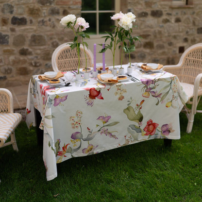 Voorverkoop! Katoenen tafelkleed Onirica met kleurrijke geaquarelleerde fantasiebloemen, kies je formaat (ook rond en als tafelloper)
