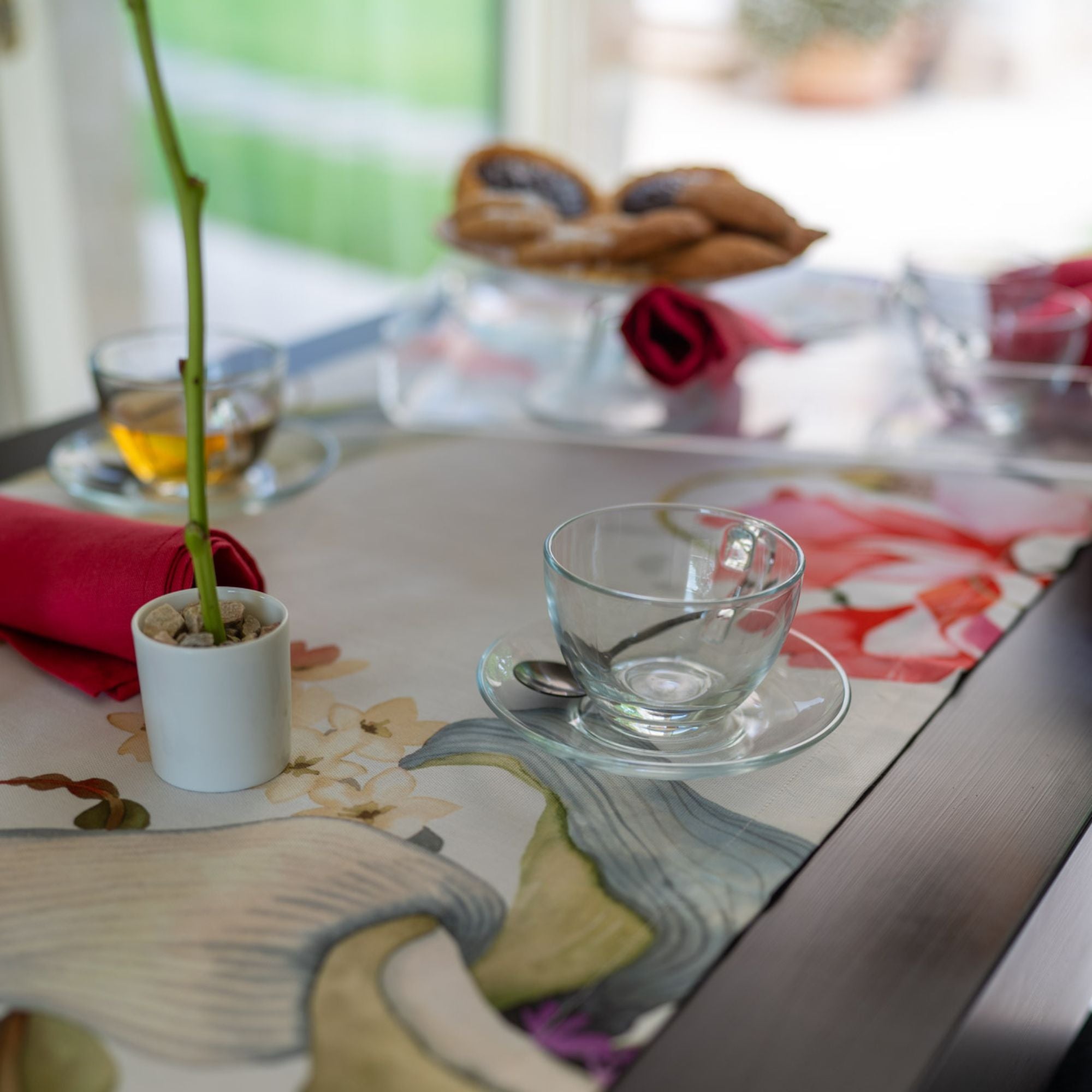 Voorverkoop! Katoenen tafelkleed Onirica met kleurrijke geaquarelleerde fantasiebloemen, kies je formaat (ook rond en als tafelloper)