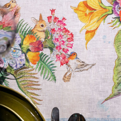 Pesciflora tafelloper en tafelkleden met fantasiebloemen en -dieren in zomerse kleuren, kies je formaat