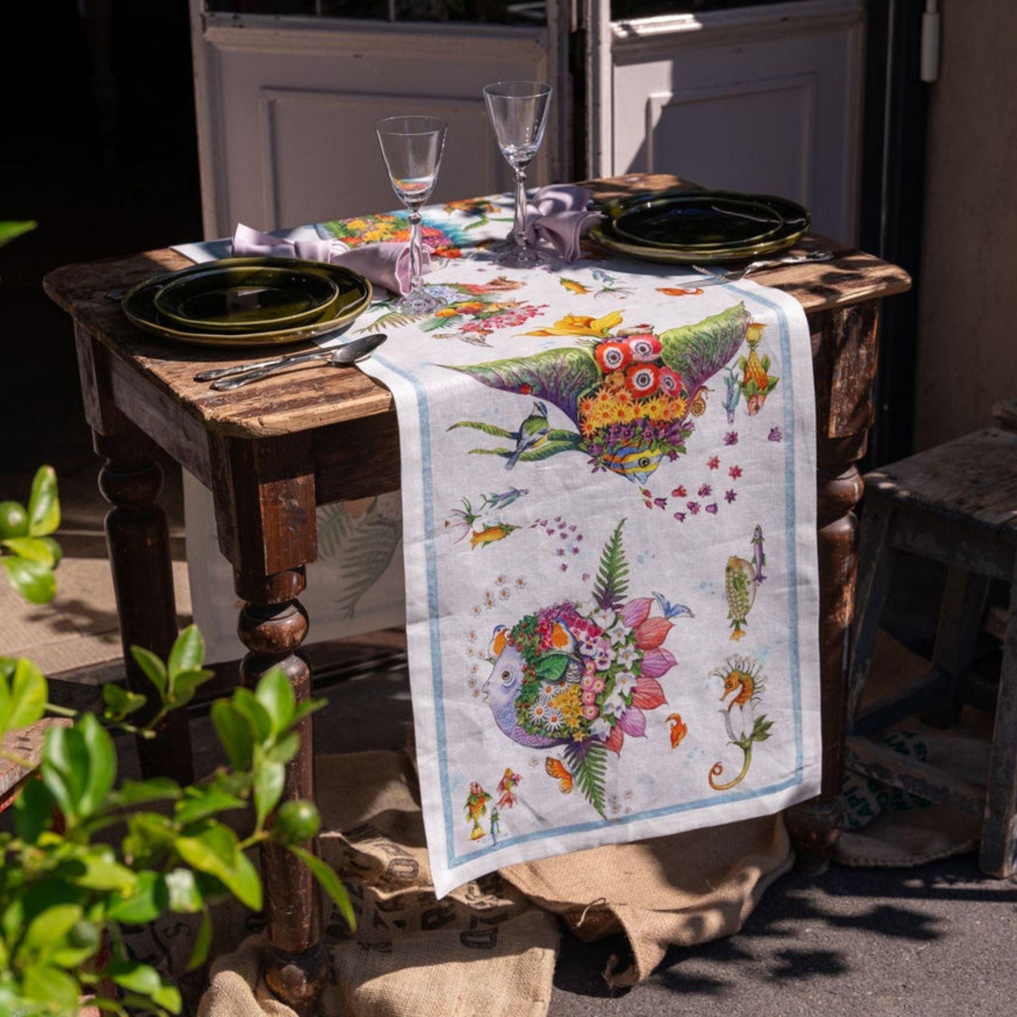 Pesciflora tafelloper en tafelkleden met fantasiebloemen en -dieren in zomerse kleuren, kies je formaat