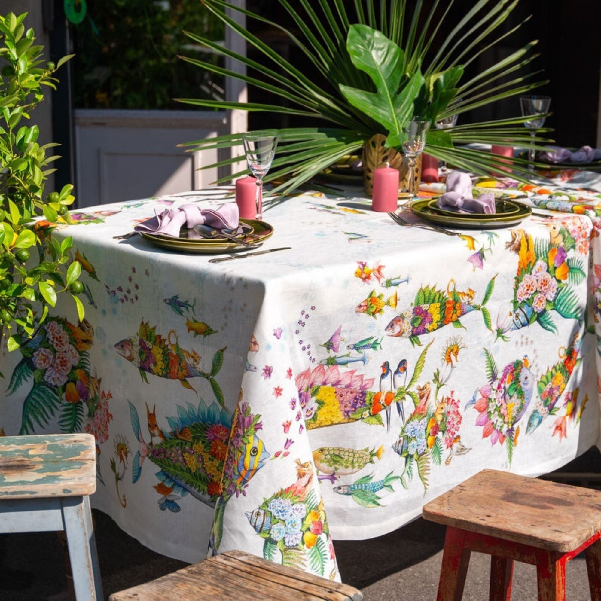 Pesciflora tafelloper en tafelkleden met fantasiebloemen en -dieren in zomerse kleuren, kies je formaat
