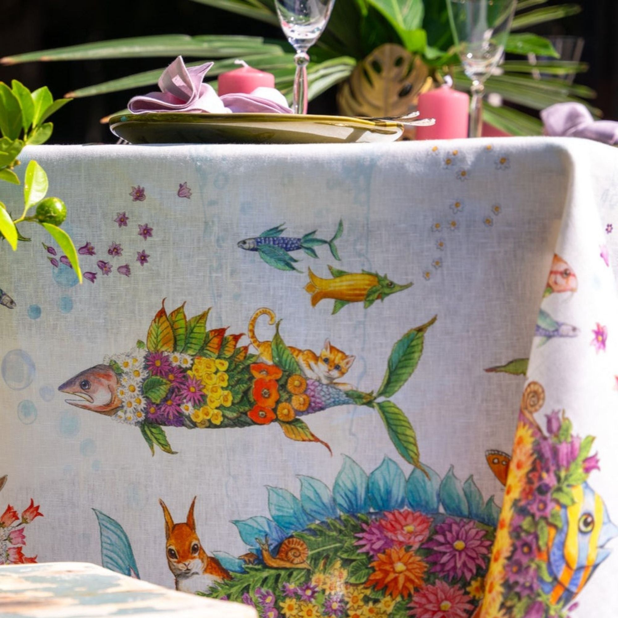 Pesciflora tafelloper en tafelkleden met fantasiebloemen en -dieren in zomerse kleuren, kies je formaat