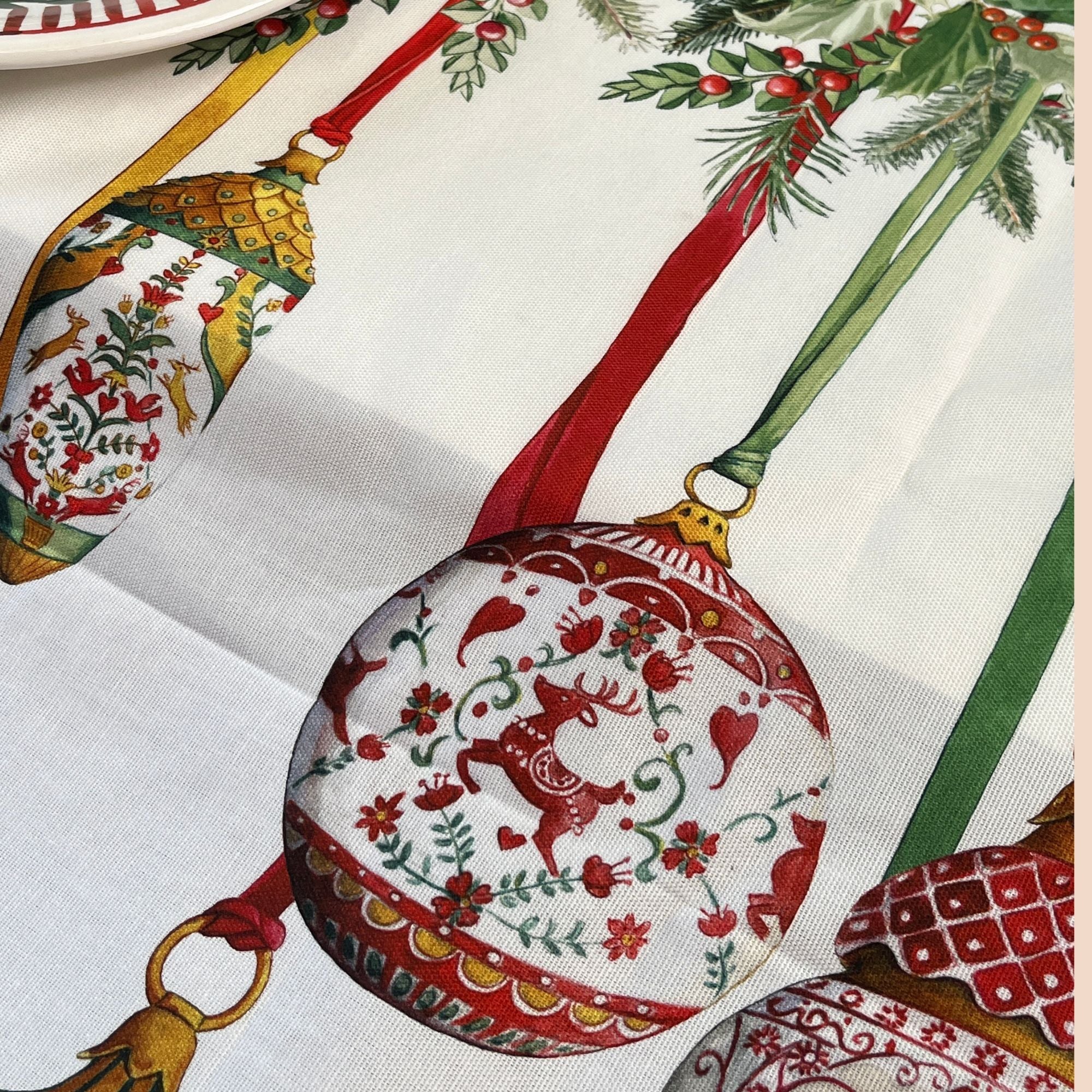 Kerststof Pinoel (voor een XL tafelkleed) vrolijke kerstballen en een kant en klaar 'centerpiece'