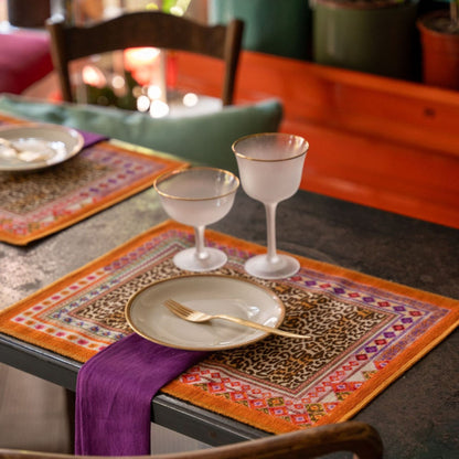 Placemats Jurta met panterprint en rand in felle kleuren, set van 2 in een tasje