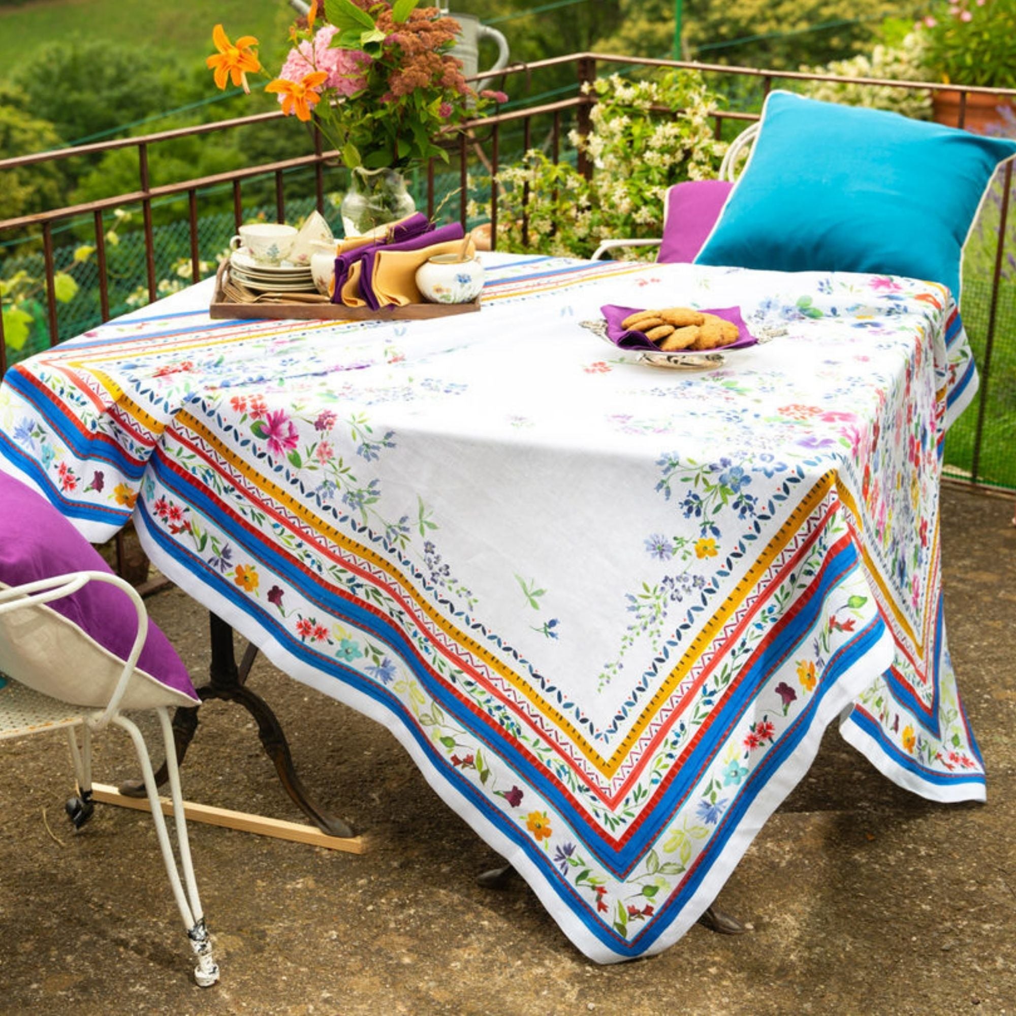 Primula tafelloper en tafelkleden met aquarel met voorjaarsbloemetjes en rood-blauwe rand, kies je formaat