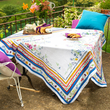 Primula tafelloper en tafelkleden met aquarel met voorjaarsbloemetjes en rood-blauwe rand, kies je formaat