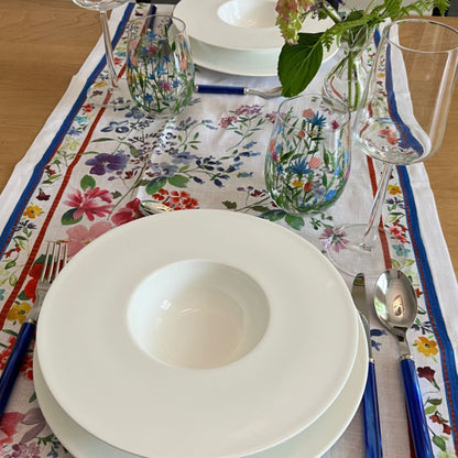 Primula tafelloper en tafelkleden met aquarel met voorjaarsbloemetjes en rood-blauwe rand, kies je formaat