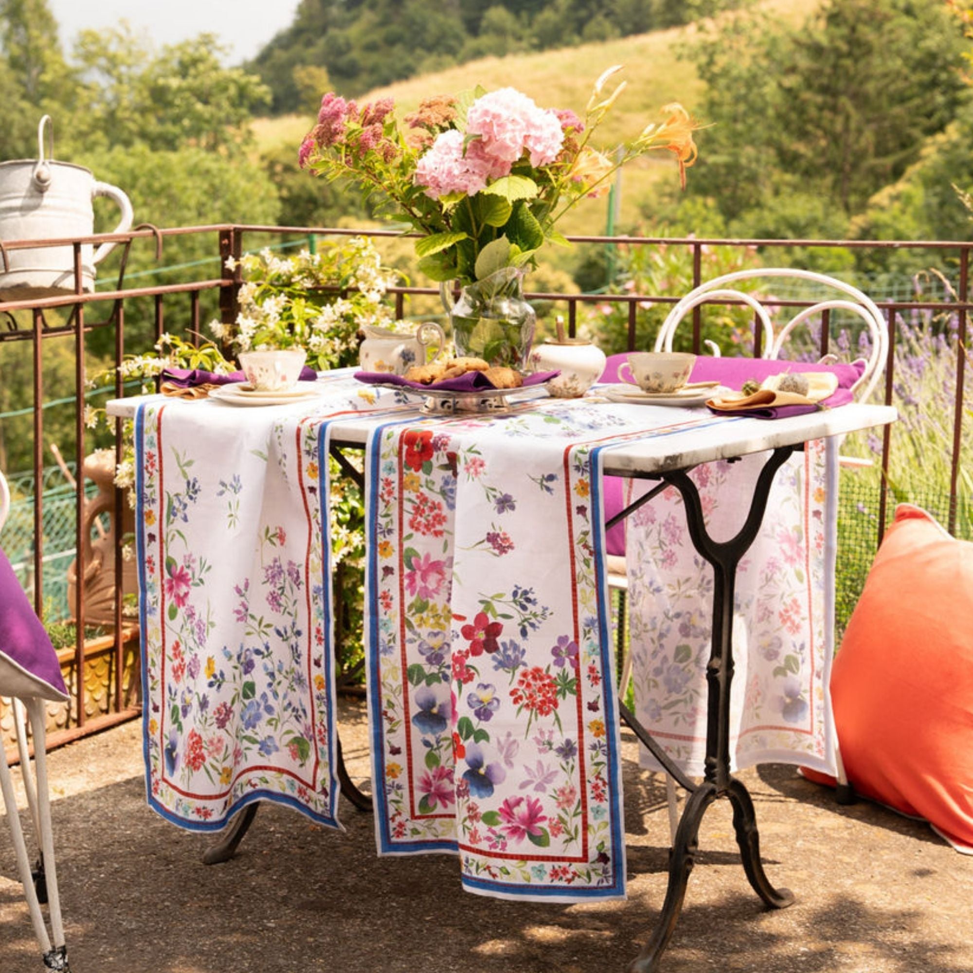 Primula tafelloper en tafelkleden met aquarel met voorjaarsbloemetjes en rood-blauwe rand, kies je formaat