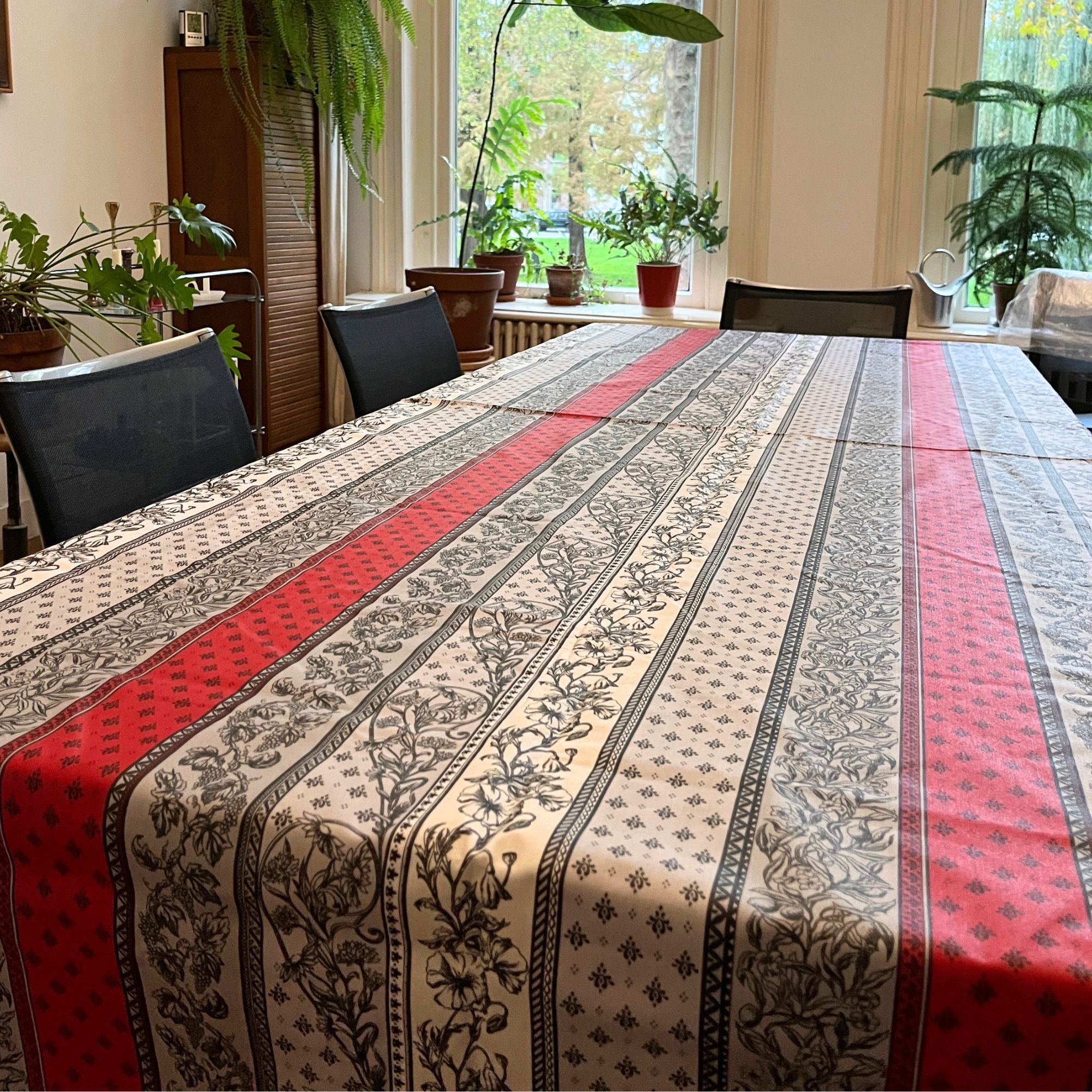 Gecoat katoen van de rol. Provençaalse print, rood, wit, grijs zwart, per 50 cm | 150 breed