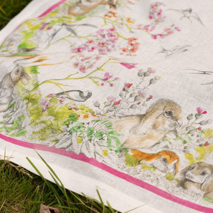 Remi tafelloper en tafelkleden voor Pasen met hazen, eendjes in een frisse lenteweide, kies je formaat