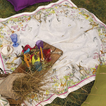 Remi tafelloper en tafelkleden voor Pasen met hazen, eendjes in een frisse lenteweide, kies je formaat
