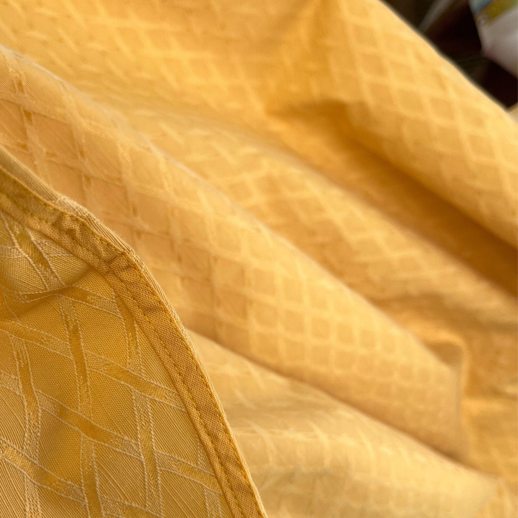 Rond, geel jacquard geweven tafelkleed met wybertjespatroon | Ø 170 cm