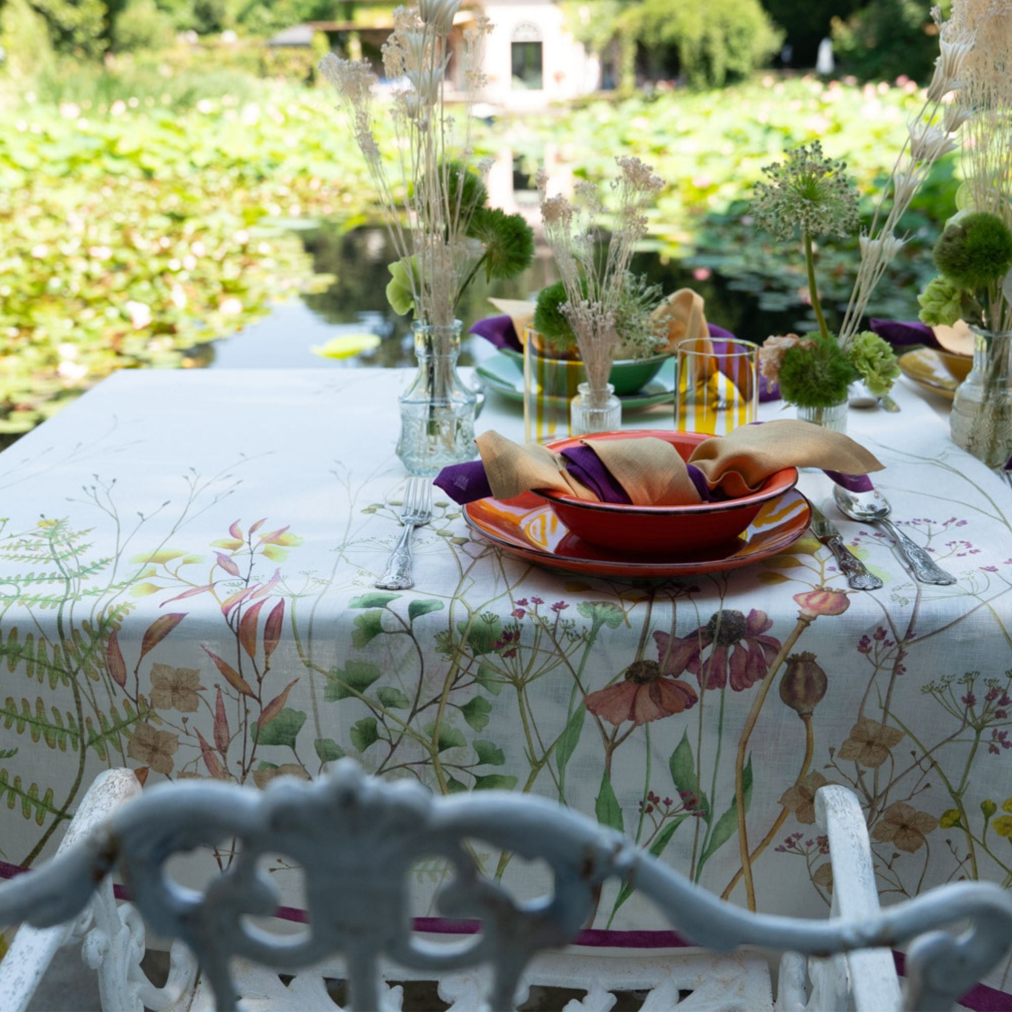 Linnen tafelkleed Selvatica met een rand vol wilde zomerbloemen, kies je formaat (ook rond en als tafelloper)