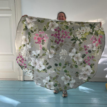 Katoenen tafelkleed Biscondola, greige met rozen in wit en roze, kies je formaat (ook rond en als tafelloper)
