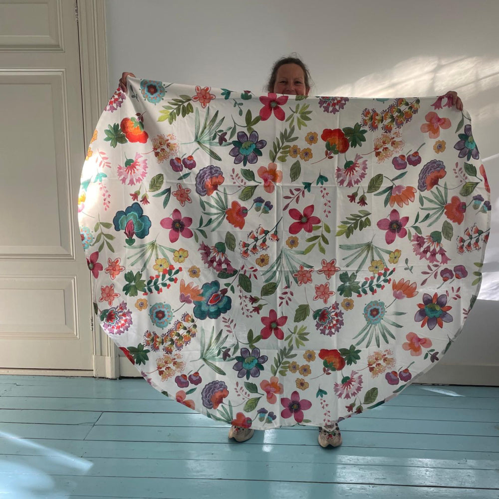 Katoenen tafelkleed Carel met vrolijke naïve bloemen, kies je formaat (ook rond en als tafelloper)