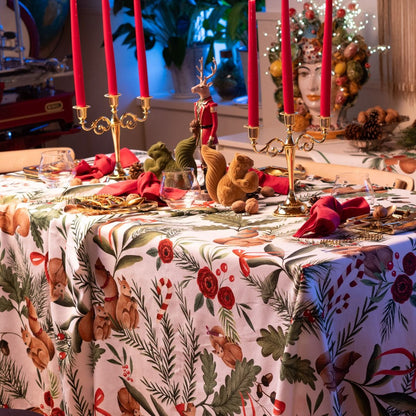 Kersttafelkleed Nutnook met eekhoorns en kerstgroen, kies je formaat (ook rond en als tafelloper)