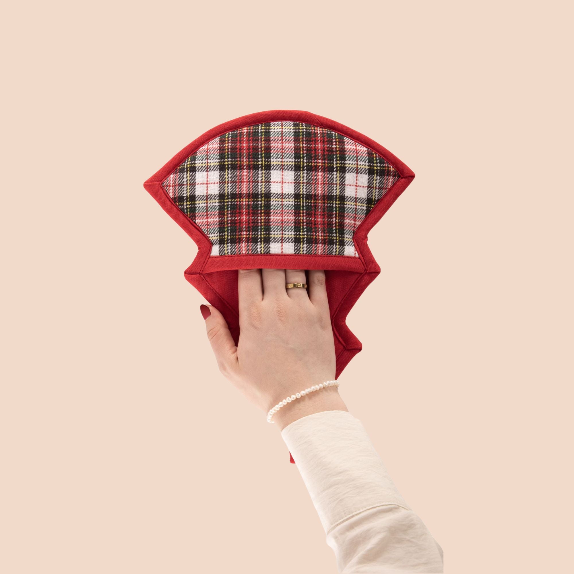 Ovenwant in de vorm van een kerstboom met gezellig kerstruitje