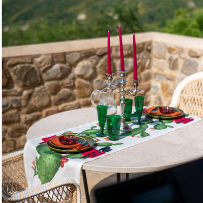 Tunera linnen tafelkleden en loper met grote cactusplanten in groen rood en roze