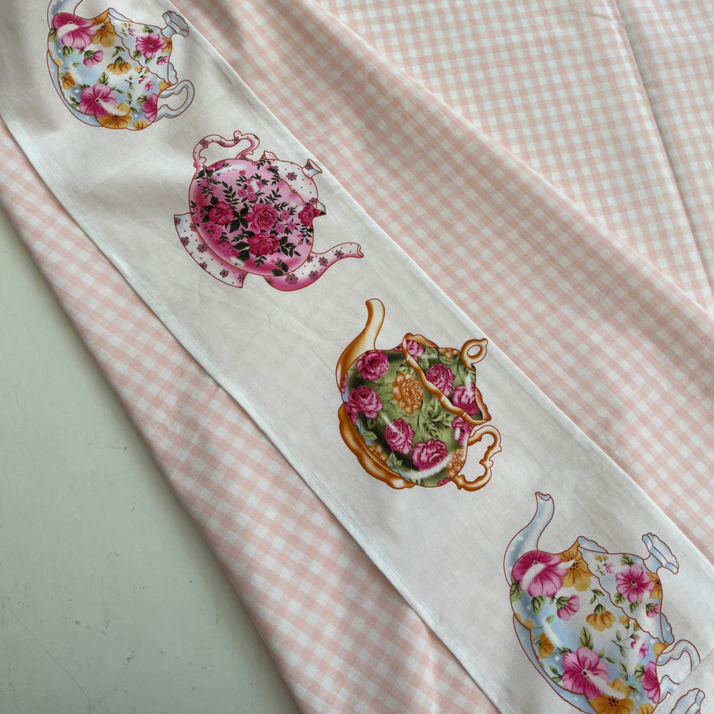 Eggy tafelkleed roze-wit geruit met theepotten op de rand | 145 x 250