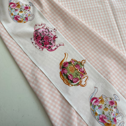 Eggy tafelkleed roze-wit geruit met theepotten op de rand | 145 x 250