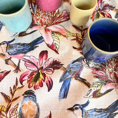 Eggy afneembaar tafelkleed blauwe vogels met lekker veel roze en smalle gestreepte rand  | 150 x 230 cm