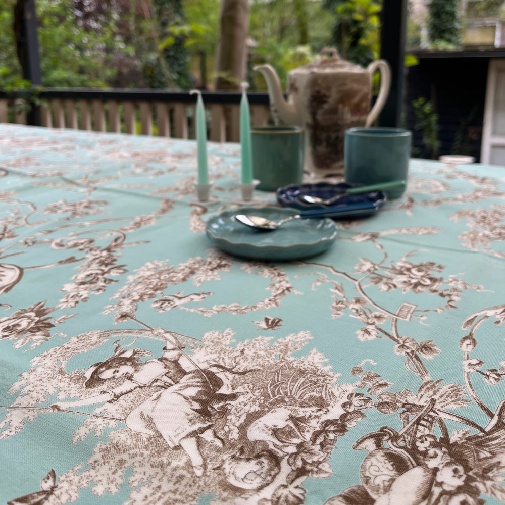 Eggy turquoise toile de jouy met gestreepte rand in blauw, groen en turquoise | 130 x 210