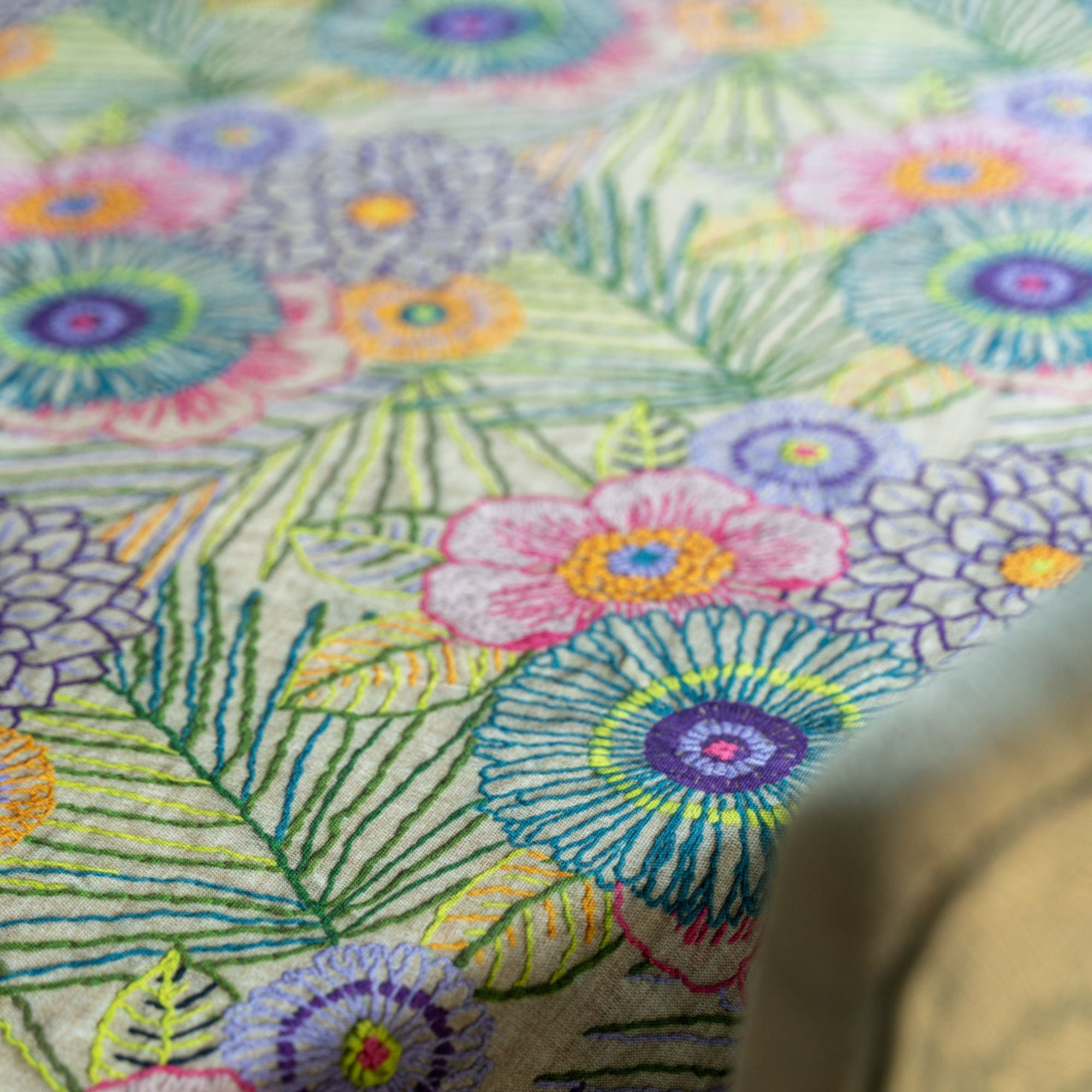 Voorverkoop! Katoenen tafelkleed Dalia met geborduurde bloemen, kies je formaat (ook rond en als tafelloper)