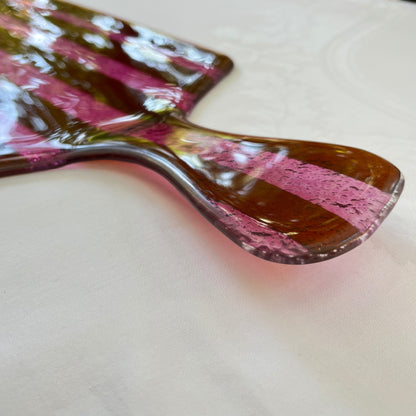 Glazen serveerplank met iets opstaand handvat. Rood roze gestreept | 45 x 23 cm