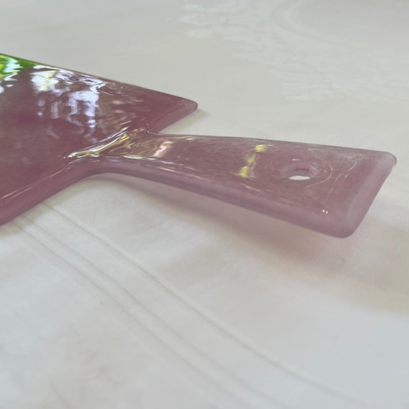 Langwerpige glazen serveerplank met iets opstaand handvat. Lichtgroen, lichtroze en oranje | 58 x 15 cm