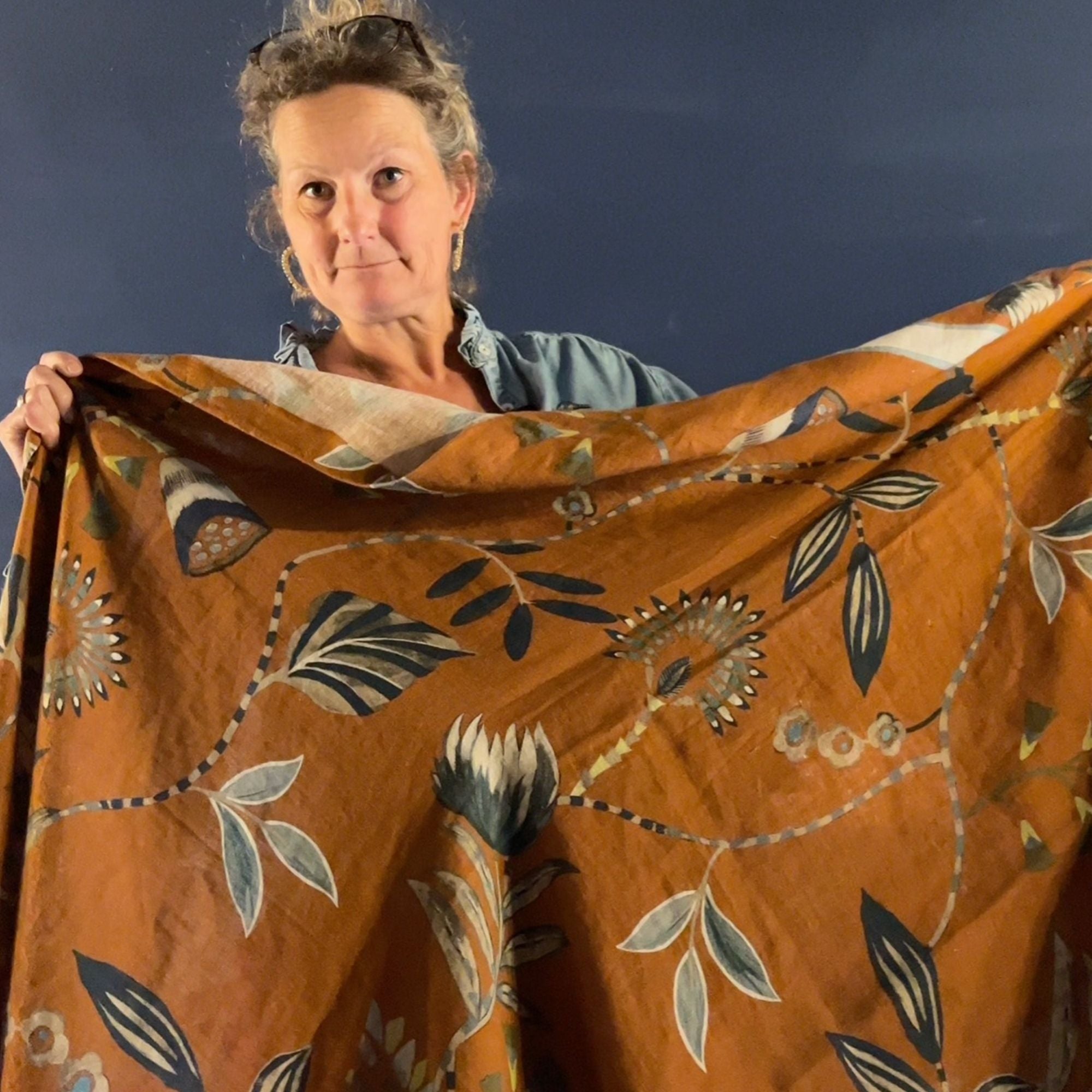 Tafelkleed / Sprei Ilian met bloemen op brique achtergrond | kies uit 1 of 2-persoons