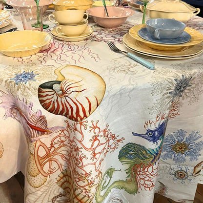 Stof Jelly (voor een XL tafelkleed) met zeepaardjes, koraal, schelpen en kwallen, hennep, per halve meter