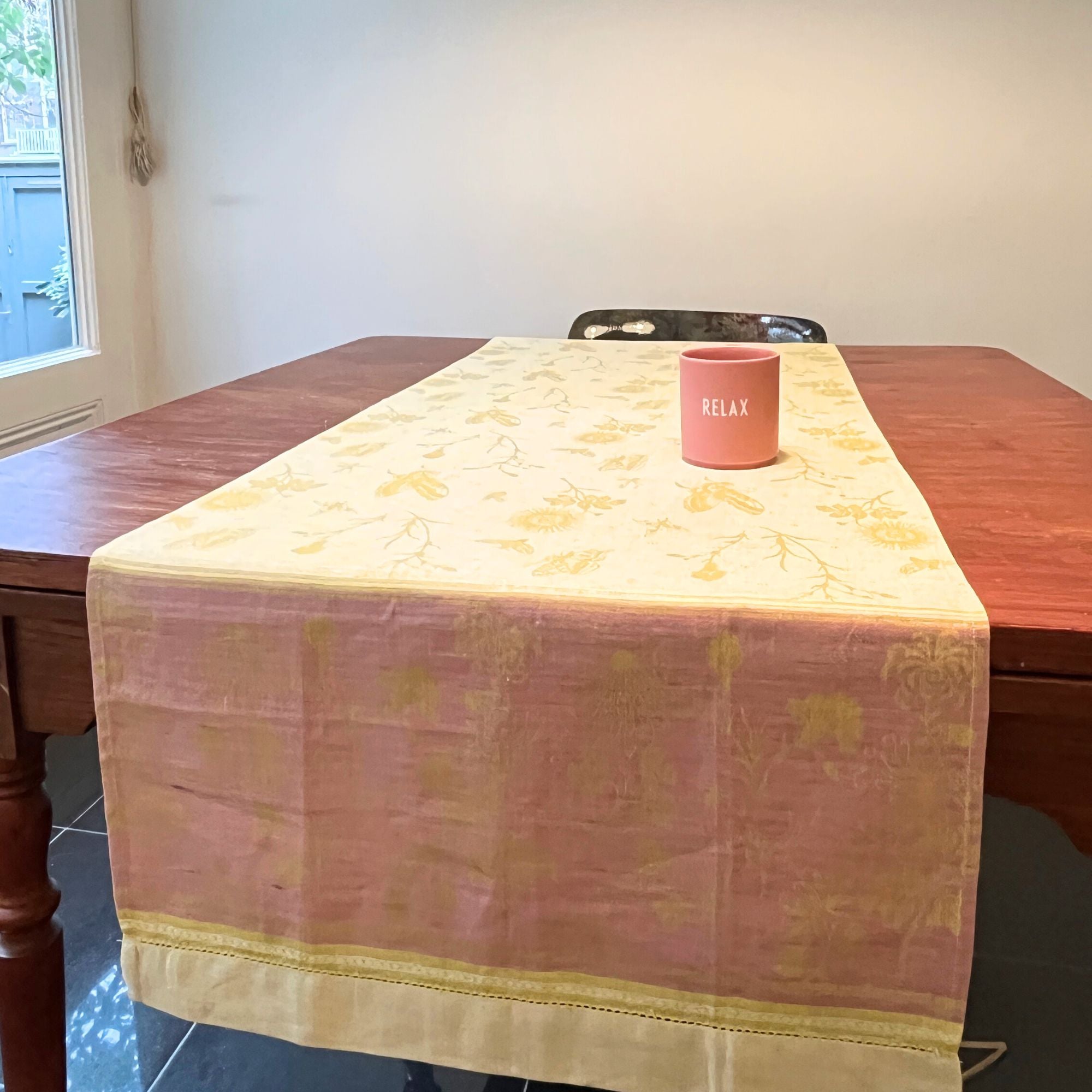 Tafelloper geel-roze jacquard geweven linnen | 47 x 150 cm