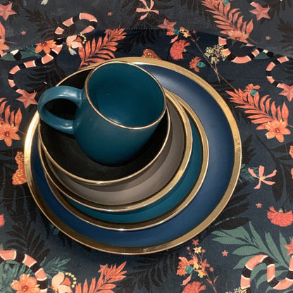 Mat servies met brede bronzen rand in 4 kleuren: dinerborden, ontbijtborden en mokken | Kleuroptafel (kopie)